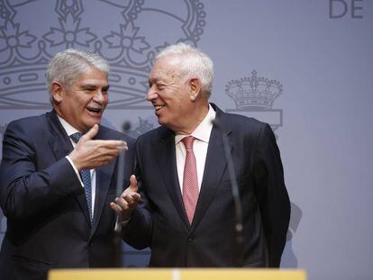 El ministro de Asuntos Exteriores, Alfonso Dastis, junto a su antecesor, Jos&eacute; Manuel Garc&iacute;a-Margallo (derecha).