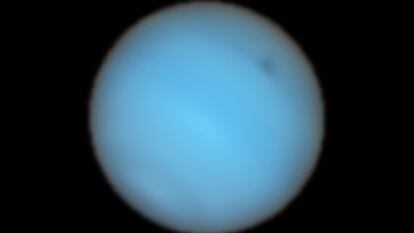 Neptuno en una imagen que combina todos los colores captados por el telescopio, con la mancha oscura en la parte superior derecha.