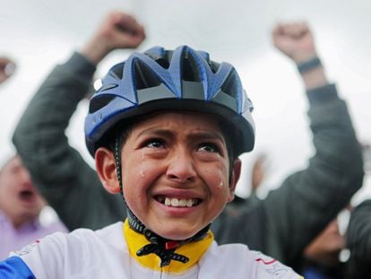 Julián Gómez, en 2019, mientras seguía a través de una pantalla gigante al héroe local, el ciclista colombiano de Ineos Egan Bernal, campeón del Tour de Francia.