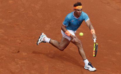 Rafa Nadal devuelve una pelota en el partido ante David Ferrer.