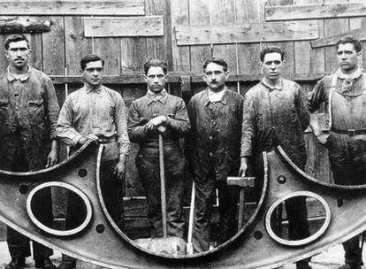 Forjadores en la factoría de Vulcano, en la década de los años treinta, en el desaparecido municipio de Lavadores.