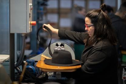 Founded in 1885 by Sevillian businessmen José Fernández and Antonio Roche, the hatmaker took its first steps right at the time of the accessory's greatest splendor.  Currently, 60 people, mostly women, work in his factory. 