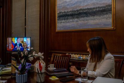 Laura Sarabia mira la locución televisada del presidente Gustavo Petro.