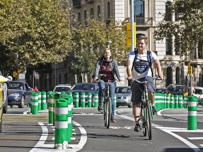 Carril bici segregado en el complejo cruce de Barcelona entre la calle de Còrsega, la avenida de la Diagonal y el paseo de Gràcia, en una imagen de archivo.