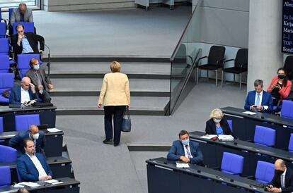 La canciller alemana, Angela Merkel, sale del Bundestag (Cámara baja del Parlamento alemán) en su último pleno como canciller, el 7 de septiembre de 2021. Tras 30 años como diputada y 16 como canciller, la líder conservadora hizo una intervención de claro tono electoral en la que alertó del riesgo para el país de una coalición de izquierdas.