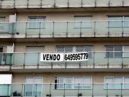 Un cartel anuncia la venta de una vivienda en un inmueble de Valencia. EFE/Archivo