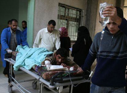 Uno de los heridos por el ataque de Israel es llevado al Hospital de Naser de Jan Iunes.