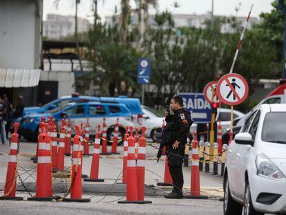 Un policía monta guardia afuera de la estación de autobús en Río de Janeiro el 12 de marzo 2024.