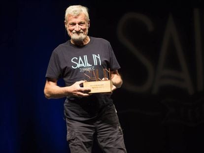 El navegante francés Jean Luc van den Heede recibe el premio Sail In Festival en Bilbao.