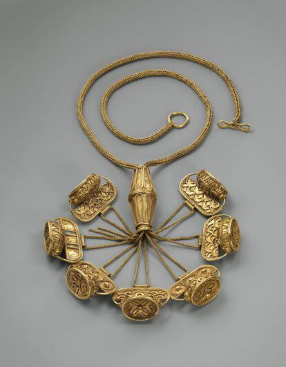 Collar de estilo fenicio del siglo VII antes de Cristo del Tesoro del Carambolo, en Camas (Sevilla).
