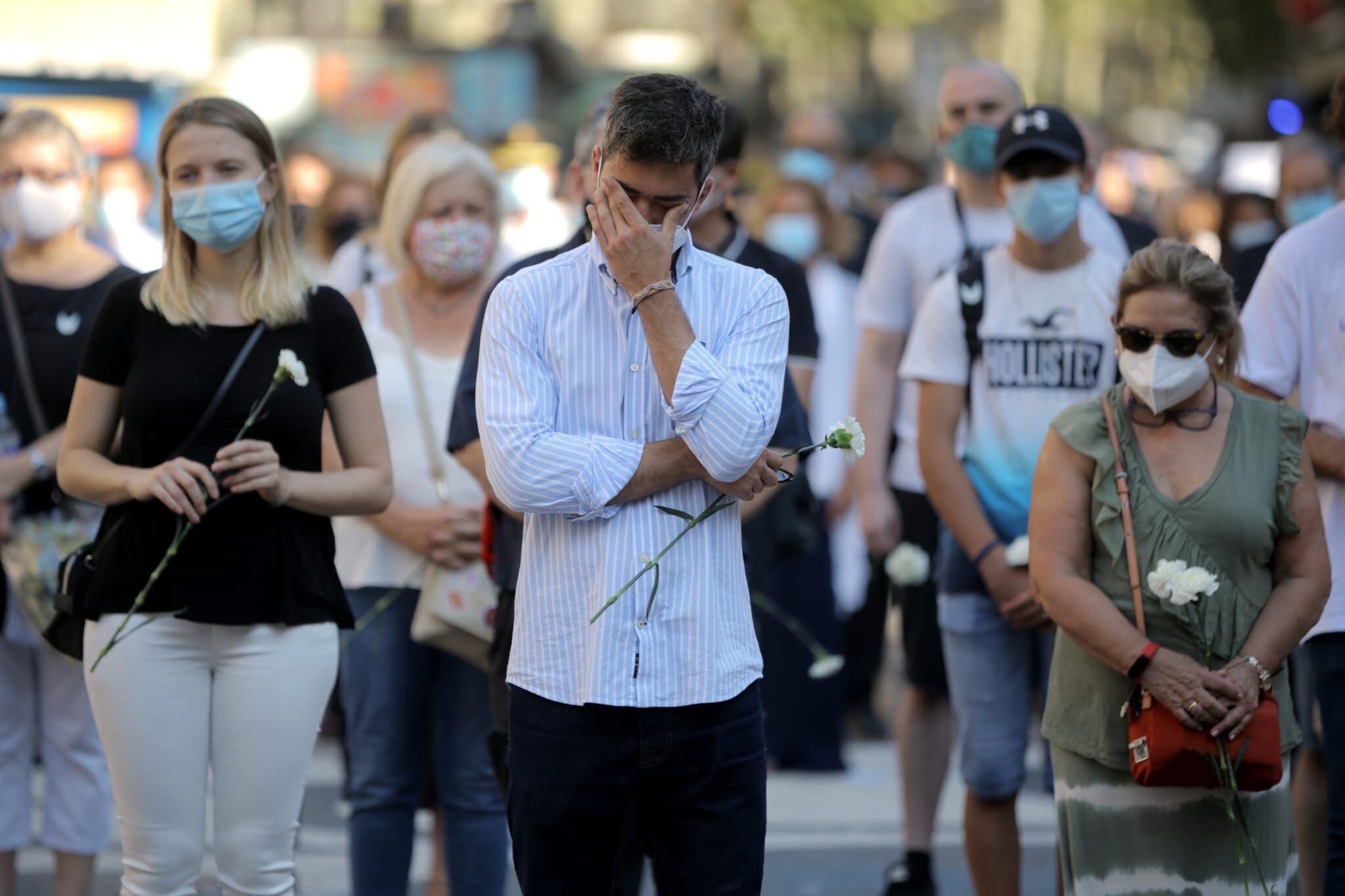 Concentración de homenaje en La Rambla de Barcelona, en memoria de los fallecidos en el atentado del 17-A de 2017.