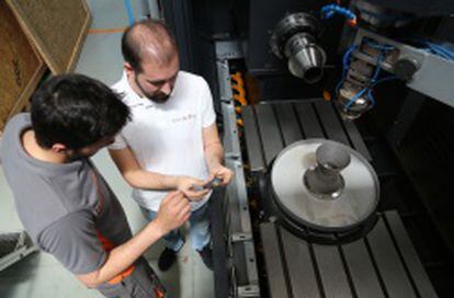 Expertos de Tecnalia fabrican piezas en una máquina de impresión 3D.