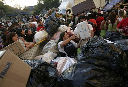 Mientras el ejército ha tomado las calles para evitar saqueos, los chilenos han hecho llegar ropa y comida al sur del país para las víctimas del terremoto.