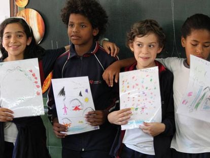 Los niños del centro madrileño posan con la correspondencia siria.