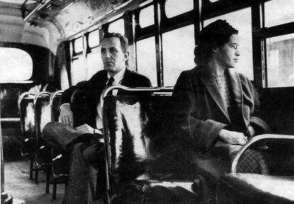 Rosa Parks monta en autobús en Alabama en 1956, cuando la justicia derogó la segregación racial en el transporte público.