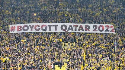 Los aficionados del Borussia Dortmund protestan en contra del Mundial de Qatar, en Alemania, en octubre pasado.