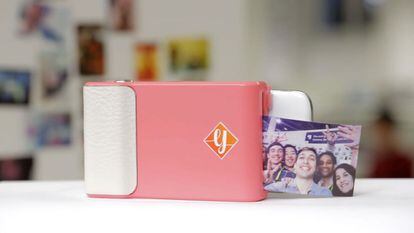 <b>Una funda para móvil que imprime fotos.</b> Prynt es una carcasa para el 'smartphone' que imprime instantáneamente las fotos que hace. También se puede seleccionar una foto que ya esté almacenada en el dispositivo o que el usuario haya compartido en redes sociales. La carcasa utiliza una tecnología de impresión de imagen térmica y, por tanto, no es necesaria la tinta. Se puede utilizar con los Samsung Galaxy S4 y S5 y con los iPhone 5, 5c y 6. Cuesta unos 87 euros. A los fundadores, Clément Perrot y David Zhang, se les ocurrió esta idea mientras jugaban con una cámara Polaroid. El proyecto se financió a través de 'crowdfunding', donde recaudó más de 1,3 millones de euros.