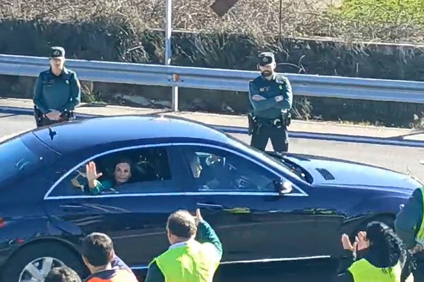 SALAMANCA, 20/02/2024.- Captura de un video del momento en el que la reina Letizia ha saludado a un grupo de agricultores que con sus tractores la han recibido a la salida del aeropuerto de Matacán de Salamanca, a donde se ha desplazado este martes para presidir un acto de la Fundación Princesa de Girona. Ataviados con chalecos reflectantes y pancartas, alrededor de veinticinco agricultores se han colocado en el arcén de una glorieta de acceso al aeropuerto y al pasar la comitiva de la reina la han aplaudido. EFE -SOLO USO EDITORIAL/SOLO DISPONIBLE PARA ILUSTRAR LA NOTICIA QUE ACOMPAÑA (CRÉDITO OBLIGATORIO)-
