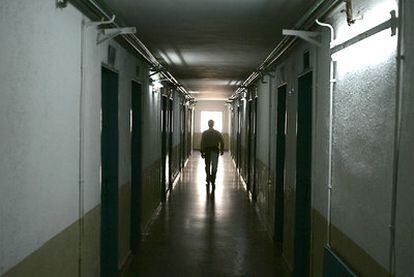 Un funcionario de la prisión de Nanclares de Oca, en uno de los corredores del centro.
