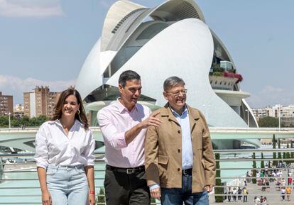 Sandra Gómez, Pedro Sánchez y Ximo Puig, momentos antes del mitin  del PSOE celebrado en Valencia, este sábado. 