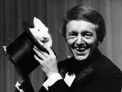 El mago británico Paul Daniels (izquierda) y su conejo (derecha). O viceversa.