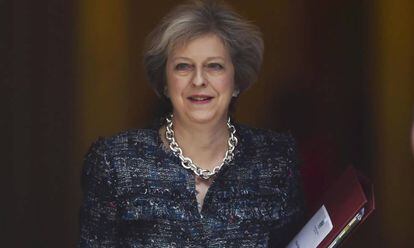 La primera ministra de Reino Unido, Theresa May, saliendo del n&uacute;mero 10 de Downing Street este martes. 