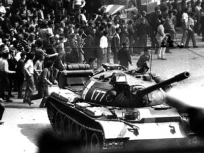 Ciudadanos checoslovacos se enfrentan a los tanques de la URSS, en Praga, el 24 de agosto de 1968. 