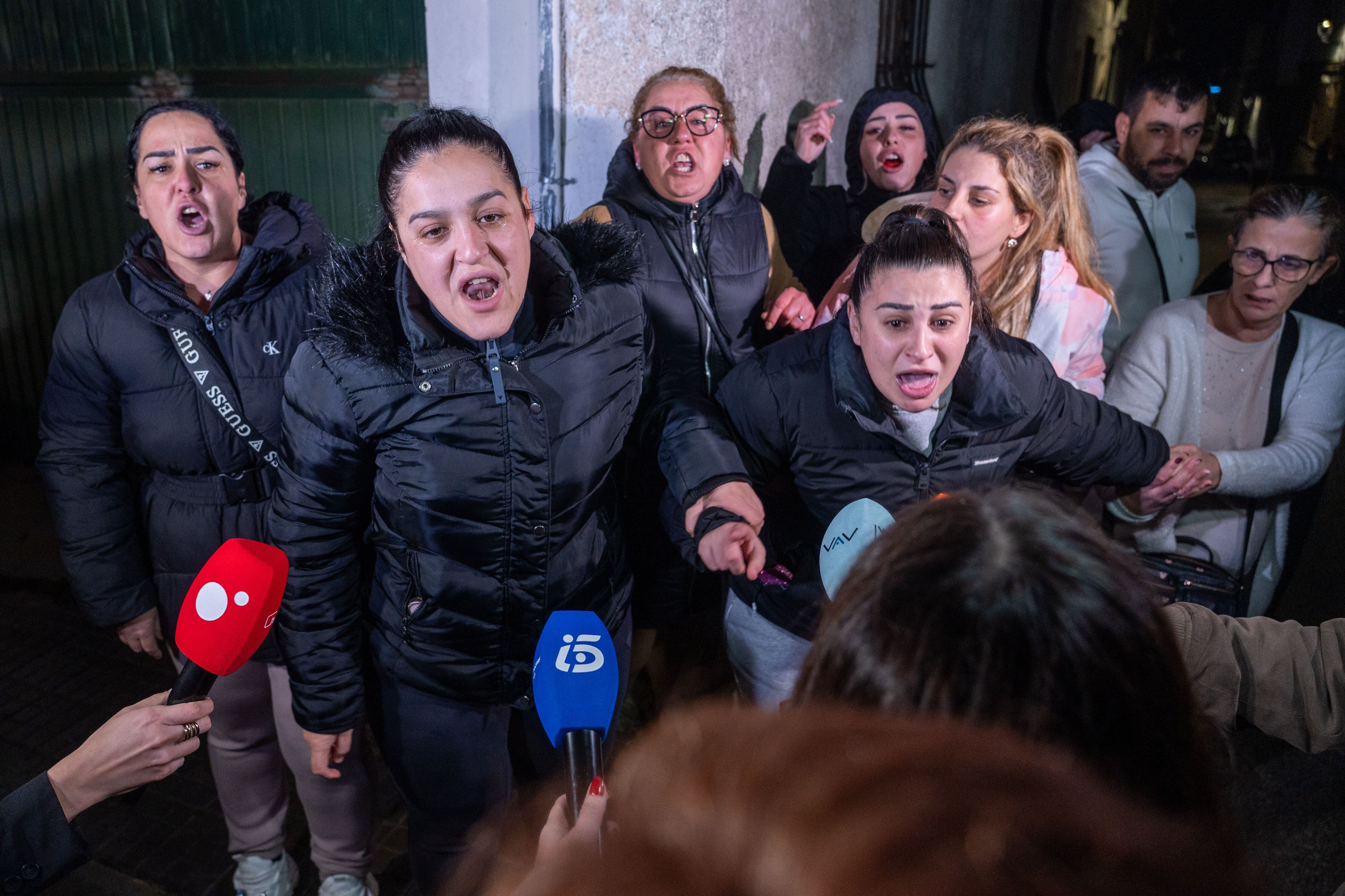 Familiares de los seis detenidos el pasado 12 de febrero protestan por su envío a prisión provisional a la salida de los juzgados.