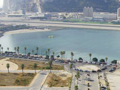 Colas de vehículos en Gibraltar esta mañana.