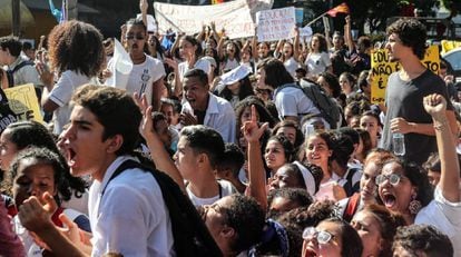 Protesta estudantil en Río de Janeiro contra los recortes anunciados por el Gobierno, el 6 de mayo.