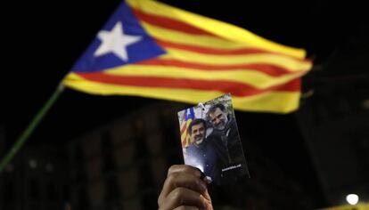 Una persona sujeta una foto de los ‘Jordis’ este noviembre, en una protesta independentista en la plaza de Sant Jaume de Barcelona.