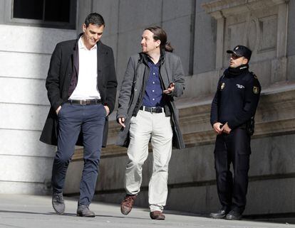 Pedro Sánchez y de Podemos, Pablo Iglesias, se dirigen a su reunión en el Congreso de los Diputados, para explorar si es posible que sus partidos vuelvan a negociar la formación de Gobierno, sin que los socialistas renuncien a su pacto con Ciudadanos, con el fin de evitar la repetición de elecciones, en marzo de 2016.