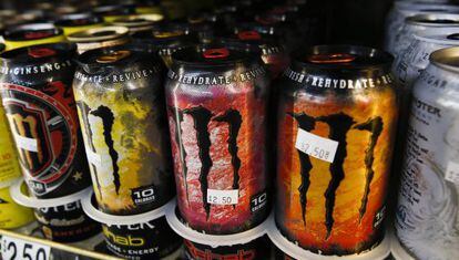 Latas de la bebida Monster en un supermercado de EE UU