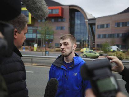 Tom Evans, padre de Alfie, junto al hospital.