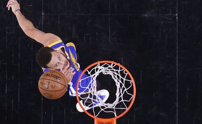 Stephen Curry ante los Spurs.