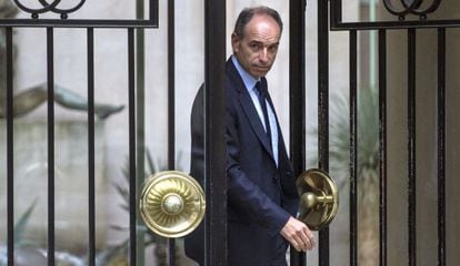 El presidente de la UMP, Jean-François Cope abandona la sede del partido, tras su dimisión este martes.