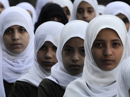 Unas niñas asisten a una asamblea matutina en el colegio Shaheed Mohamed Motaher Zaid de Sana'a, en Yemen.