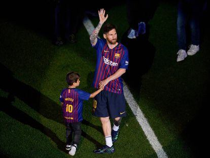 Messi, junto a su hijo Thiago, en el Camp Nou. 