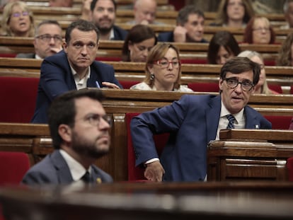 El presidente de la Generalitat, Pere Aragonès, a la izquierda, y el líder del PSC, Salvador Illa, en el Parlament este viernes.