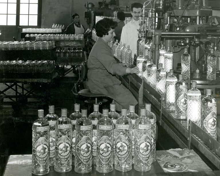 Tanto la botella como la etiqueta de Anís del Mono se mantienen inalterables desde que se fundó la marca en 1870