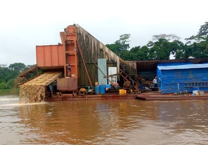 Una de las cinco dragas ilegales de Xian Jiang Mining en el territorio de Basoko, al noreste de la RDC. La empresa extrae oro, diamantes y metales raros del río Aruwimi, y sus concesiones abarcan la selva tropical circundante.