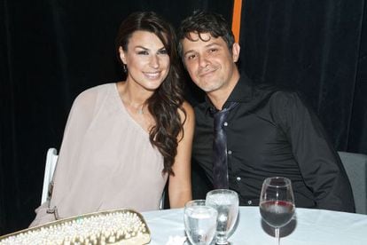 Alejandro Sanz junto a su ya mujer, Raquel Perera.