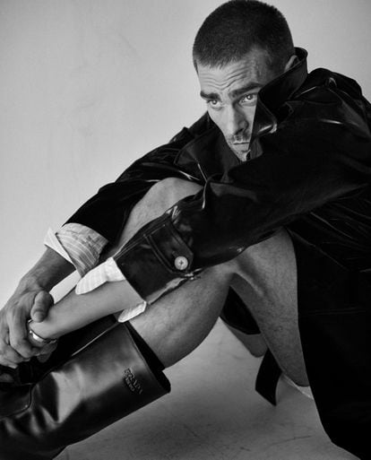 El actor viste con abrigo Saint Laurent, pulsera Cartier y botas Prada.