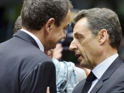 Zapatero y Sarkozy durante la reunión de anoche en Bruselas.