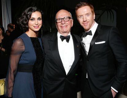 Los actores protagonistas de Homeland, Morena Baccarin y Damian Lewis, posan con el dueño de Fox, Rupert Murdoch.