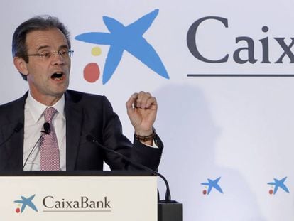 El presidente de CaixaBank, Jordi Gual (derecha).