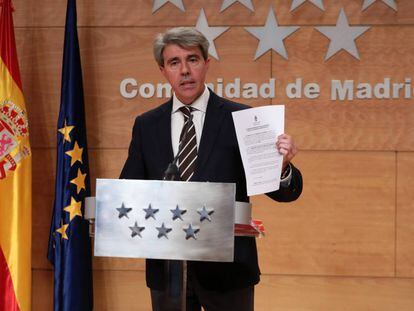El presidente de la Comunidad de Madrid, Ángel Garrido, muestra el recurso contra Madrid Central, este miércoles.