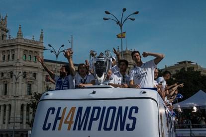 El autobús del Real Madrid, con los ganadores de la Decimocuarta, enfila hacia la Cibeles. 