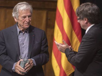 El presidente Carles Puigdemont, apaludiendo ayer al director de cine Costa-Gavras tras recibir el Premio Internacional Catalu&ntilde;a en el Palau de la Generalitat.