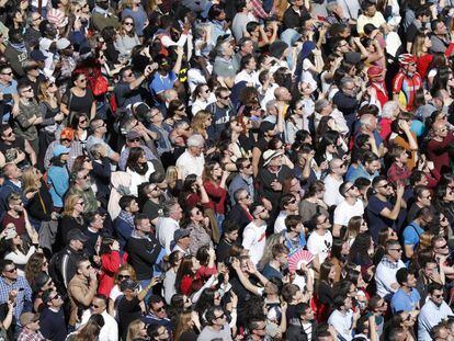 Una multitud de gente ocupa la plaza del Ayuntamiento de Valencia el pasado mes de marzo.